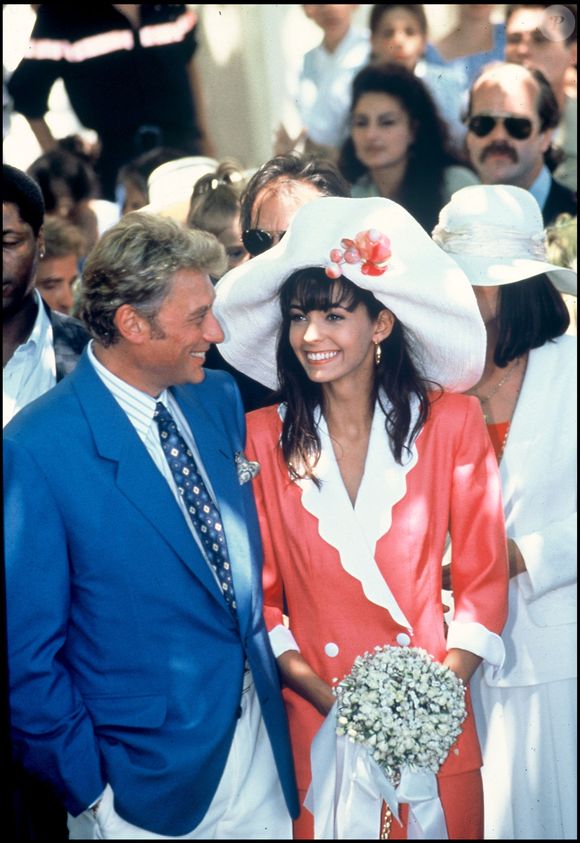 Si Adeline a d'abord été connue pour son mariage avec Johnny Hallyday, elle est loin de se résumer à cette ancienne histoire confie Aïtor dans une longue interview qu'il vient d'accorder à "Purepeople".

Mariage Johnny et Adeline Blondieau, juilley 1990 Daniel Angeli, Bestimage