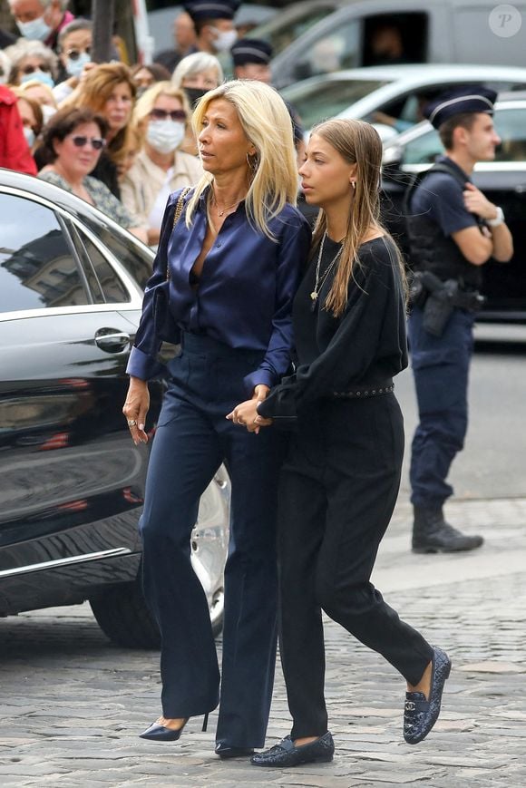 Nathalie Tardivel (Natty) et sa fille Stella - Obsèques de Jean-Paul Belmondo en l'église Saint-Germain-des-Prés, à Paris le 10 septembre 2021. © Dominique Jacovides / Bestimage