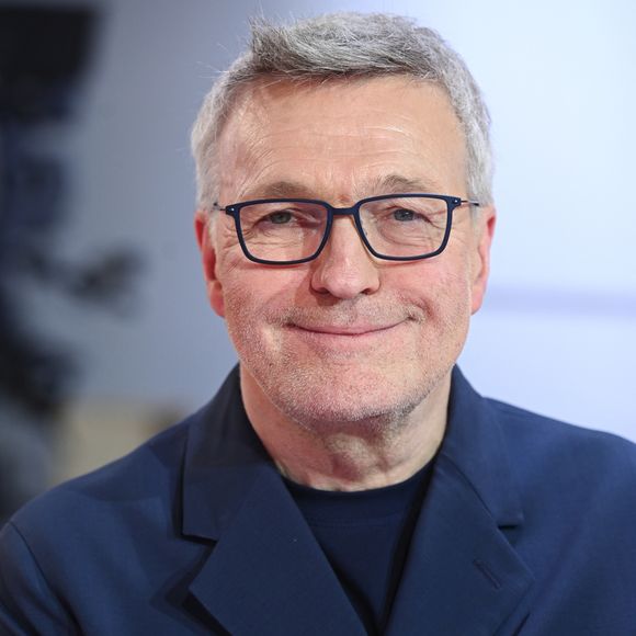 Sa pièce La Joconde parle enfin sera jouée dans ce théâtre dès le mois d'octobre.

Exclusif - Laurent Ruquier lors de l'enregistrement de l'émission "Vivement dimanche" au studio Rive Gauche, présentée par M.Drucker avec une diffusion sur France 3 le 8 mars 2026, à Paris, France, le 25 février 2026. © Guillaume Gaffiot/Bestimage