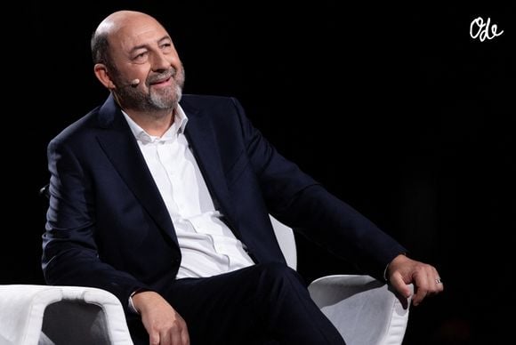 Dans la suite de son discours, il a tenu à souligner un fait important : "C’est une vie passionnante mais très difficile."

Exclusif - Kad Merad lors de l'enregistrement de l'émission "La chanson secrète N°14", présentée par Nikos Aliagas et diffusée le 26 décembre sur TF1, à Paris le 9 décembre 2025. © Jacovides-Moreau/Bestimage