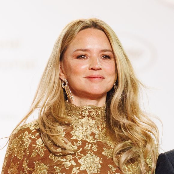 À 49 ans, Virginie Efira a brisé les codes de la Croisette en délaissant la robe longue traditionnelle pour une version courte ultra-moderne.

Virginie Efira - Descente des marches du film "Histoires parallèles" lors du 79ème Festival International du Film de Cannes.

© Jacovides-Moreau / Bestimage