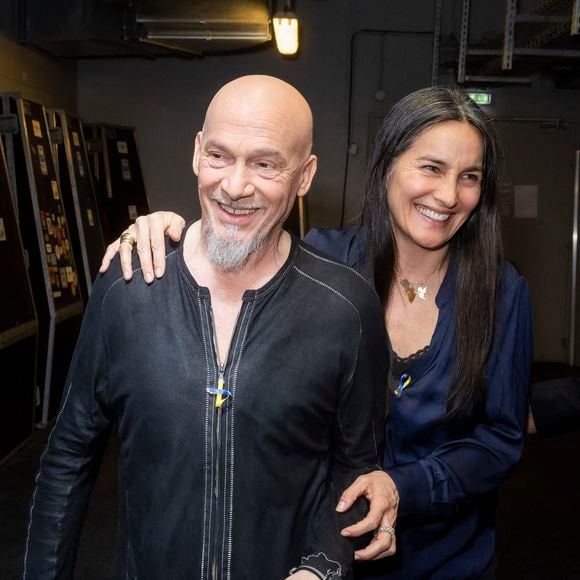 Florent Pagny et sa femme Azucena - Backstage de l'émission spéciale "Unis pour l'Ukraine" à la Maison de la Radio et de la Musique, diffusée en direct sur France 2 et présentée par Nagui et Leïla.Kaddour à Paris le 8 mars 2022.  © Cyril Moreau / Jack Tribeca / Bestimage