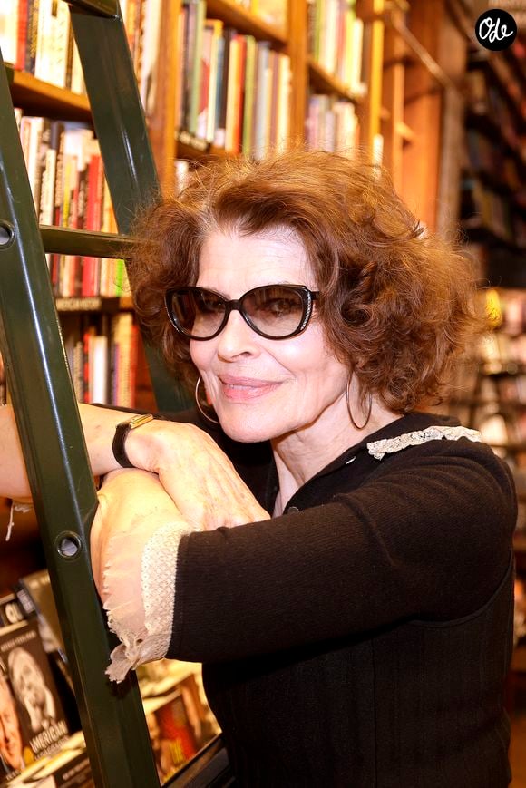 Exclusif - Fanny Ardant dédicace et présente son livre "Ne crains pas le bruit de mes ailes" illustré par des images du documentaire éponyme chez Galignani à Paris le 17 Novembre 2025. © Cédric Perrin/ Bestimage