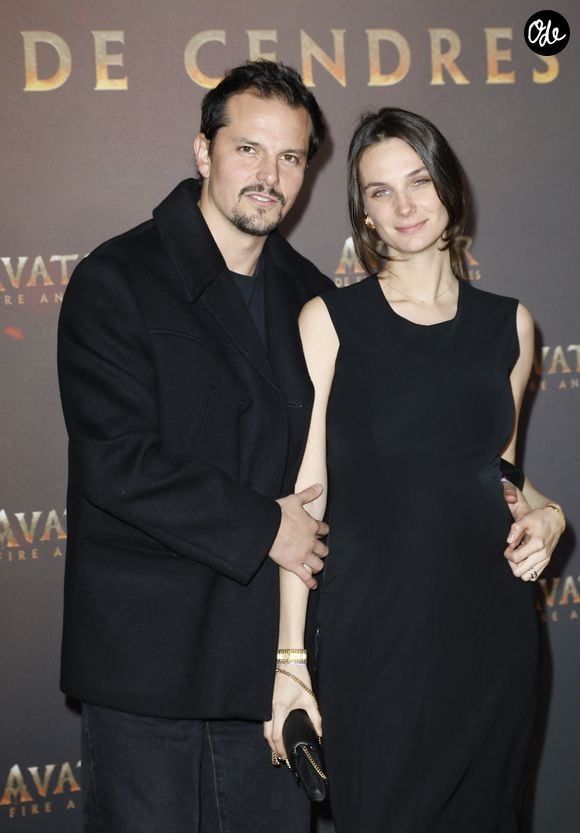 Juan Arbelaez et sa compagne Cassandre Verdier enceinte - Avant-première du film "Avatar : Fire and Ash" (Avatar : de Feu et de Cendres) à la Seine Musicale de Boulogne-Billancourt le 5 décembre 2025. © Marc Ausset-Lacroix/Bestimage