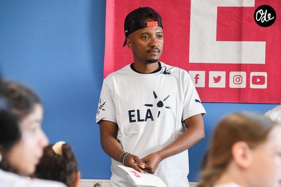 Le chanteur Soprano lors de la lecture de la dictée ELA aux élèves de la 6ème F du collège Henri Barnier à Marseille le 18 octobre 2022. © Agence / Bestimage