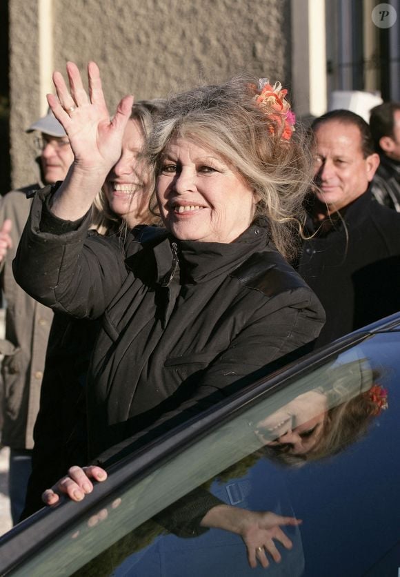 Jusqu’au bout, Brigitte Bardot défendra les animaux.

Brigitte Bardot, légende du cinéma français et fervente défenseure des animaux, visite un refuge animalier à Nice, dans le sud de la France, le 28 décembre 2005, où des chiens hongrois trouvés dans un camion clandestin ont été amenés. Les 146 jeunes chiens ont été découverts par la police française lors d'un contrôle douanier dans les Alpes-Maritimes, alors qu'ils étaient exportés de Hongrie vers l'Espagne pour trafic illégal. Photo : ABACAPRESS.COM