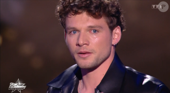 Théo, en larmes, l’a rejointe sur scène avant d’être mis à l’épreuve avec cette reprise très symbolique pour elle.

Théo P. soutenu par sa petite amie dans la Star Academy