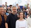 Élégante dans une jupe et pull en laine blanches, la comédienne était présente avec l'acteur Roschdy Zem, le réalisateur Martin Bourboulon et le producteur Dimitri Rassam.
Roschdy Zem, Martin Bourboulon, Lyna Khoudri, Dimitri Rassam - Photocall du film "13 Jours 13 Nuits" lors du 78ème Festival International du Film de Cannes le 24 mai 2025. © Jacovides-Moreau/Bestimage