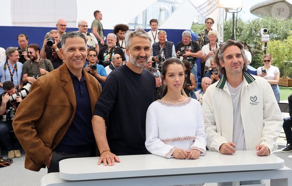 Élégante dans une jupe et pull en laine blanches, la comédienne était présente avec l'acteur Roschdy Zem, le réalisateur Martin Bourboulon et le producteur Dimitri Rassam. 

Roschdy Zem, Martin Bourboulon, Lyna Khoudri, Dimitri Rassam - Photocall du film "13 Jours 13 Nuits" lors du 78ème Festival International du Film de Cannes le 24 mai 2025. © Jacovides-Moreau/Bestimage