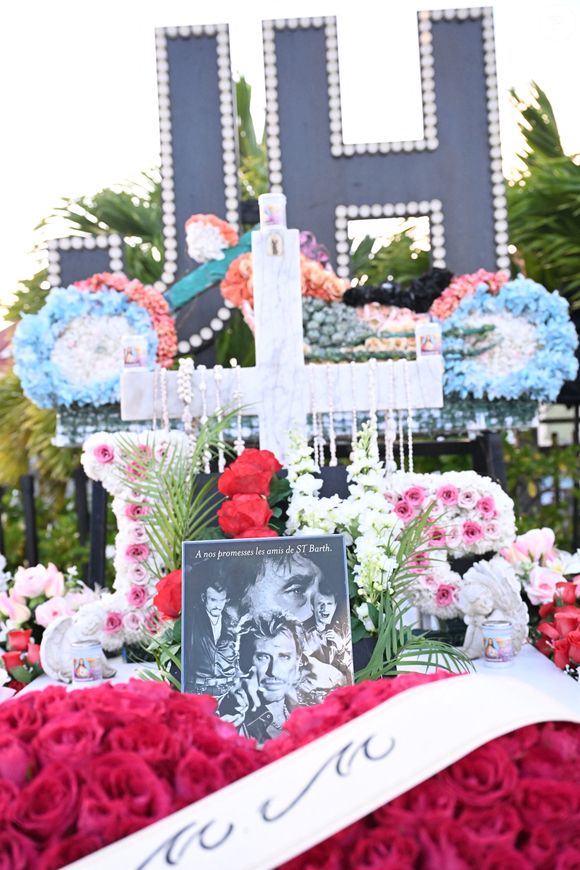 Exclusif - Hommage pour le huitième anniversaire de la mort de Johnny Hallyday au cimetière de Lorient sur l'île de Saint-Barthélemy, Antilles françaises, France, le 5 décembre 2025. © Xavier Merchet-Thau/Bestimage