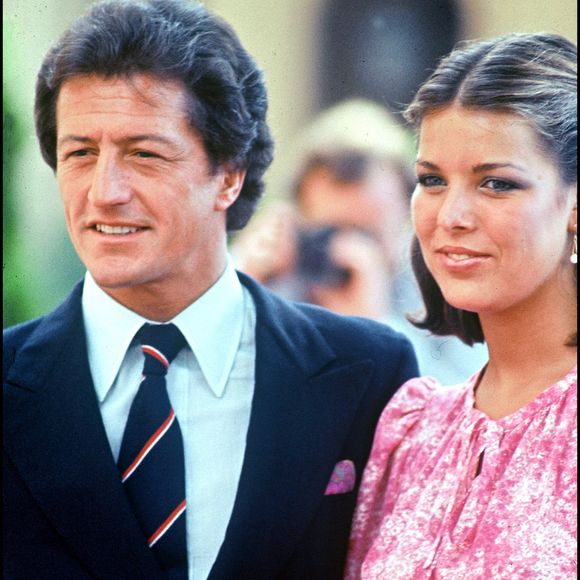 s'est unie à un playboy nommé Philippe Junot.

Archives - Philippe Junot et la Princesse Caroline de Monaco le jour de leurs fiançailles, le 12 juillet 1977.