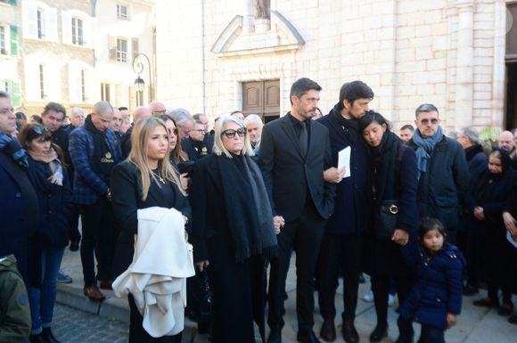 Il s'était confié en décembre dernier sur son état de santé sur sa page Facebook Chez Bruno, à l'occasion de ses vœux de fin d'année. Déclarant alors ceci :  "Cette année 2024 n’a pas été une année facile pour moi, en effet, suite à de nombreux problèmes de santé qui m’ont empêché de passer du temps avec vous mais qui ne m’ont pas empêché de penser à vous."

La famille et les proches - Obsèques du chef Clément Bruno en la collégiale Saint-Martin de Lorgues, France, le 3 février 2025. © Alain Brun-Jacob/Bestimage
