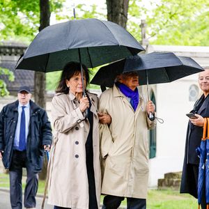 Anne Sinclair et son compagnon Pierre Nora - Sorties des obsèques de l'avocat pénaliste, ancien ministre, grand officier de la Légion d'honneur, Georges Kiejman au cimetière du Montparnasse dans le 14ème arrondissement de Paris, France, le 12 mai 2023. © Cyril Moreau/Bestimage