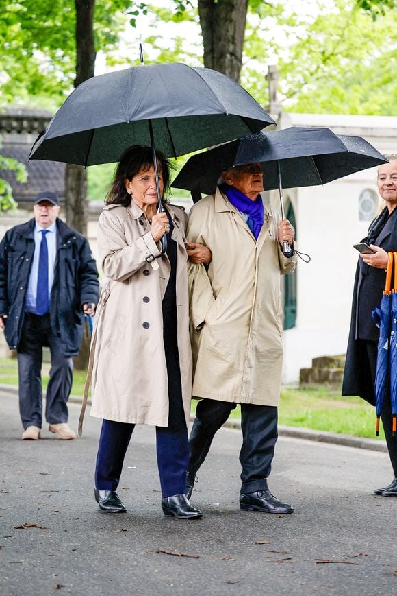 Anne Sinclair et son compagnon Pierre Nora - Sorties des obsèques de l'avocat pénaliste, ancien ministre, grand officier de la Légion d'honneur, Georges Kiejman au cimetière du Montparnasse dans le 14ème arrondissement de Paris, France, le 12 mai 2023. © Cyril Moreau/Bestimage