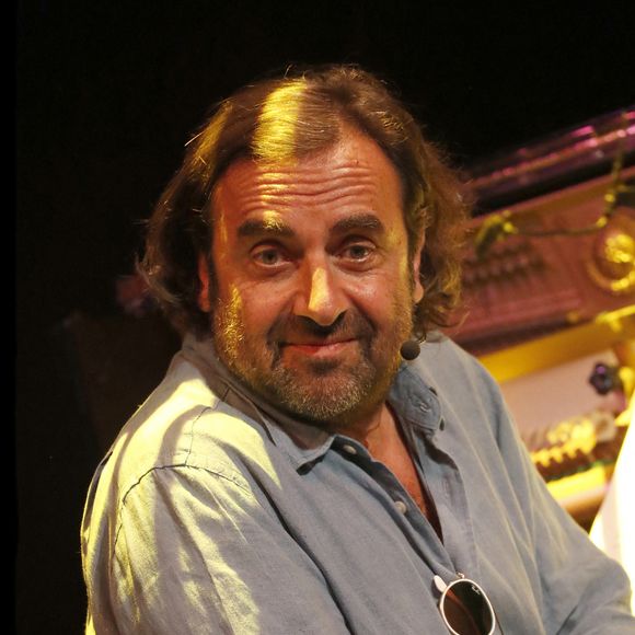 Exclusif - André Manoukian sur scène lors de l'évènement "Une soirée en Absurdie", lecture de textes de S.de Groodt et mise en scène E.Théobald au profit de l'association AMC France-Ukraine (Aide Médicale & Caritative France-Ukraine) au théâtre de l'Oeuvre à Paris, France, le 10 mai 2022. © Alain Guizard/Bestimage