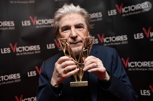 Exclusif - Serge Lama (Victoire d'honneur) en backstage de la 38ème cérémonie des Victoires de la musique à la Seine musicale de Boulogne-Billancourt, France, le 10 février 2023. © Moreau-Veren/Bestimage