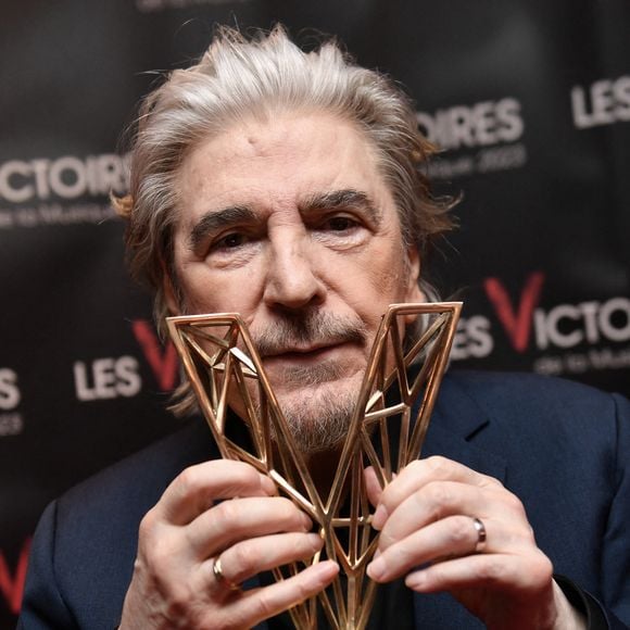 Exclusif - Serge Lama (Victoire d'honneur) en backstage de la 38ème cérémonie des Victoires de la musique à la Seine musicale de Boulogne-Billancourt, France, le 10 février 2023. © Moreau-Veren/Bestimage