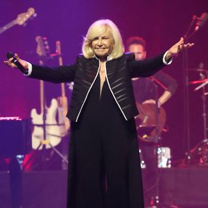 "Je sais qu'un jour Stéphane va rencontrer quelqu'un de son âge, qu'il aura envie d'avoir des enfants et je serai heureuse pour lui."

Concert de Michèle Torr, "60 ans de chanson", au Théâtre des Folies Bergère à Paris, France, le 29 Octobre 2023. © Bertrand Rindoff / Bestimage