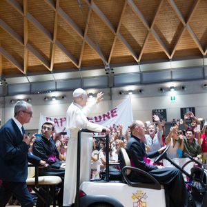 Les boutiques profitent également de l’engouement, avec des souvenirs du passage du pape parfois victimes de leur succès.

Le pape Léon XIV lors de sa visite à la 47e édition du Meeting pour l’amitié entre les peuples, organisé par le mouvement Communion et Libération. Rimini, 22 août 2026. © ANSA via ZUMA Press / Bestimage