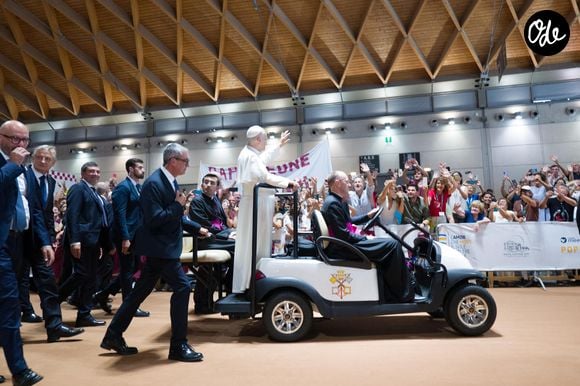 Les boutiques profitent également de l’engouement, avec des souvenirs du passage du pape parfois victimes de leur succès.

Le pape Léon XIV lors de sa visite à la 47e édition du Meeting pour l’amitié entre les peuples, organisé par le mouvement Communion et Libération. Rimini, 22 août 2026. © ANSA via ZUMA Press / Bestimage