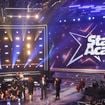 Le nouveau parrain de la Star Academy, mondialement connu, quitte son pays avec sa femme et ses deux filles
