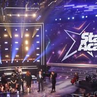 Le nouveau parrain de la Star Academy, mondialement connu, quitte son pays avec sa femme et ses deux filles