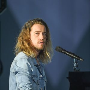 Julien Dore lors de la 32e cérémonie des Victoires de la Musique qui s'est tenue à la salle du Zénith à Paris, France, le 10 février 2017. Photo par Laurent Zabulon/Abaca