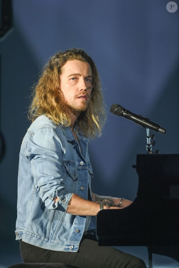 Julien Dore lors de la 32e cérémonie des Victoires de la Musique qui s'est tenue à la salle du Zénith à Paris, France, le 10 février 2017. Photo par Laurent Zabulon/Abaca
