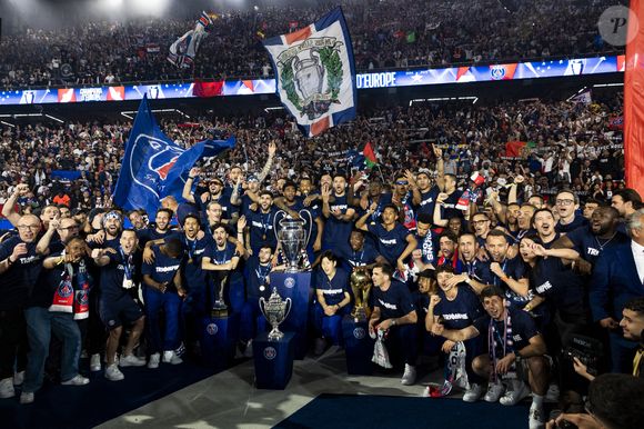 Nasser al-Khelaïfi (président du PSG), Luis Enrique, Luis Campos, Khvicha Kvaratkshelia,Gonçalo Ramos, Ousmane Dembélé, Marco Asensio, Kang-In Lee, Randal Kolo Muani, Senny Mayulu, Bradley Barcola, Ibrahim Mbaye, Gianluigi Donnarumma, Matvey Safonov, Lucas Lavallée, Arnau Tenas, Axel Tape, Noham Kamara, Achraf Hakimi, Presnel Kimpembe, Marquinhos, Lucas Hernandez, Nuno Mendes, Nordi Mukiele, Lucas Beraldo, Milan Skriniar, Yoram Zague, Joane Gadou, Naoufel El Hannach, Willian Pacho, Manuel Ugarte, Fabian Ruiz, Désiré Doué, Danilo Pereira, Vitinha, Gabriel Moscardo, Cher Ndour, Carlos Soler, Warren Zaïre-Emery, João Neves - Les joueurs du PSG célèbrent leur titre de Champion d'Europe au Parc Des Princes à Paris, le 1er juin 2025.
© Cyril Moreau/Bestimage