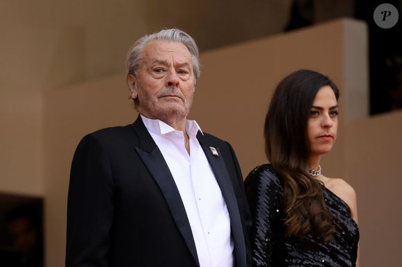 Alain Delon (avec un badge Paris Match d'une ancienne couverture du magazine titrant "Alain Delon, mes deux amours, Rosalie et Anouchka) et sa fille Anouchka Delon (Robe Elie Saab) - Montée des marches du film "A Hidden Life" lors du 72ème Festival International du Film de Cannes. © Jacovides-Moreau / Bestimage