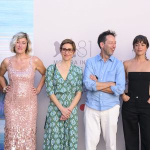 Ce mercredi sort en salles "L'Attachement" de Carine Tardieu.

Raphael Quenard, Valeria Bruni Tedeschi, Carine Tardieu, Vimala Pons à la première du film "L'attachement" lors du 81ème festival international du film de Venise, la Mostra le 3 septembre 2024.

Photo : SGP / Bestimage