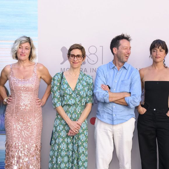 Ce mercredi sort en salles "L'Attachement" de Carine Tardieu.

Raphael Quenard, Valeria Bruni Tedeschi, Carine Tardieu, Vimala Pons à la première du film "L'attachement" lors du 81ème festival international du film de Venise, la Mostra le 3 septembre 2024.

Photo : SGP / Bestimage