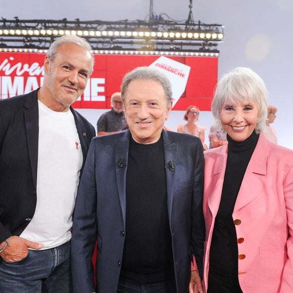 Après des semaines d'absence, "Vivement Dimanche" fait son retour à l'antenne.

Exclusif - Roland Perez, Michel Drucker, Denise Fabre et Pierre Douglas - Enregistrement de l'émission "Vivement dimanche" au studio Gabriel, présentée par M.Drucker, et diffusée sur France 3.
© Guillaume Gaffiot / Bestimage