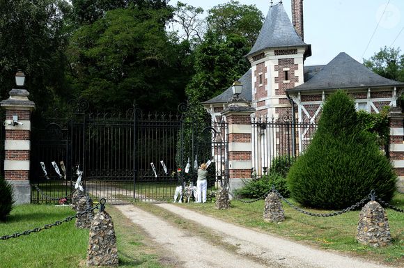 Illustration au domaine de Douchy après l'annonce de la mort de Alain Delon le 18 août 2024. 
© AGENCE / BESTIMAGE