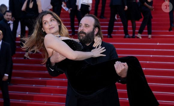 L’équipe du film "Dix pour cent" a illuminé le tapis rouge du 79ᵉ Festival de Cannes lors d’une montée des marches particulièrement remarquée.

Vincent Macaigne et Laetitia Casta - Montée des marches du film « Karma » lors du 79ème Festival International du Film de Cannes © Olivier Borde / Bestimage