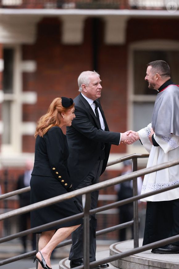 L’ex-épouse du prince apparaît dans les “Epstein files”, documents révélant des liens avec le financier Jeffrey Epstein.

Le prince Andrew et Sarah Ferguson (Le prince Andrew, duc d'York, Sarah Ferguson, duchesse d'York) arrivent pour la messe de requiem et les funérailles de Katharine, duchesse de Kent à la cathédrale de Westminster le 16 septembre 2025 à Londres, Angleterre.

Mirrorpix / Bestimage