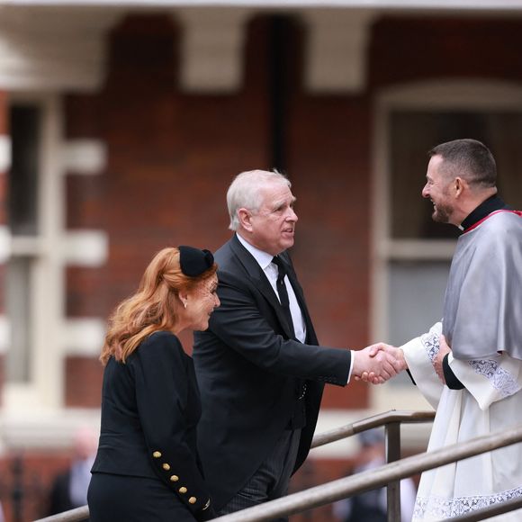 L’ex-épouse du prince apparaît dans les “Epstein files”, documents révélant des liens avec le financier Jeffrey Epstein.

Le prince Andrew et Sarah Ferguson (Le prince Andrew, duc d'York, Sarah Ferguson, duchesse d'York) arrivent pour la messe de requiem et les funérailles de Katharine, duchesse de Kent à la cathédrale de Westminster le 16 septembre 2025 à Londres, Angleterre.

Mirrorpix / Bestimage