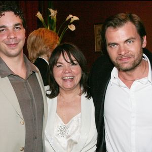 Arny est né quatorze ans après lui, d’un autre père.

Myriam Boyer et ses deux fils Arny Berry et Clovis Cornillac – 22e Nuit des Molières 2008 aux Folies Bergère à Paris
Photographe :
Rindoff-Guirec / Bestimage