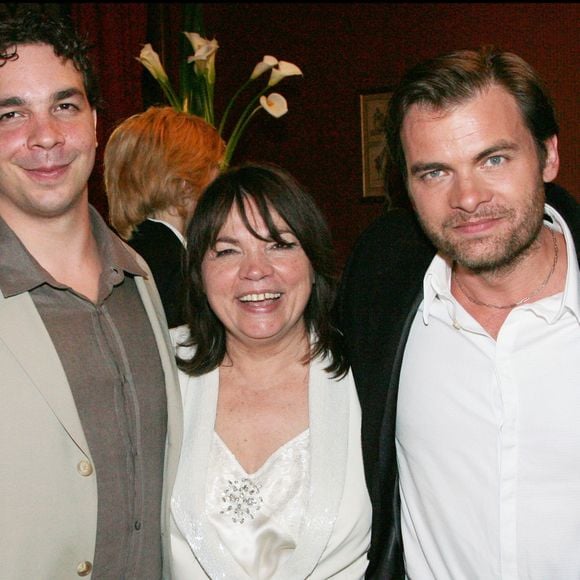 Arny est né quatorze ans après lui, d’un autre père.

Myriam Boyer et ses deux fils Arny Berry et Clovis Cornillac – 22e Nuit des Molières 2008 aux Folies Bergère à Paris
Photographe :
Rindoff-Guirec / Bestimage