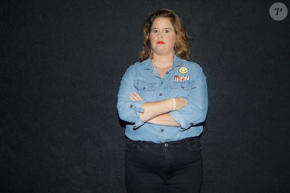 L’humoriste de 42 ans, au parcours hors du commun, a évoqué son passé difficile dans l’émission À boire et à manger de Laurent Baffie, disponible sur YouTube.

Exclusif - Elodie Poux - Backstage - Enregistrement de l'émission "La boîte à secrets 14", présentée par F.Bollaert, et diffusée le 28 octobre sur France 3. 
© Christophe Clovis / Bestimage