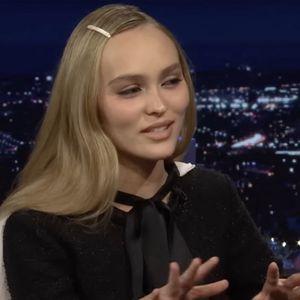 Et ces conseils ne sont que des choses simples et évidemment recommandées pour la santé. 


Lily-Rose Depp chez Jimmy Fallon, en 2024