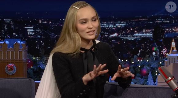 Et ces conseils ne sont que des choses simples et évidemment recommandées pour la santé. 


Lily-Rose Depp chez Jimmy Fallon, en 2024