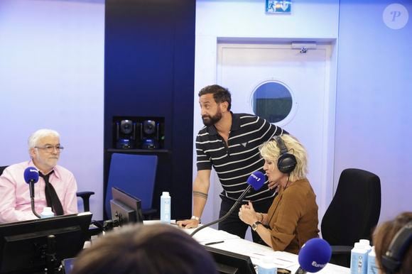 Pascal Praud, Cyril Hanouna et Sophie Davant - C.Hanouna avec ses chroniqueurs G.Maillet, E.Naulleau, G.Le Bret, V.Benaim, R.Aabou, et les invités du jour, P.Praud, M.Vallet, E.Zemmour et M.Valls, aux commandes de l’émission "On Marche Sur La Tête"  diffusée en direct sur les ondes de radio Europe 1, à Paris, France, le 17 juin 2024. © Jack Tribeca/Bestimage