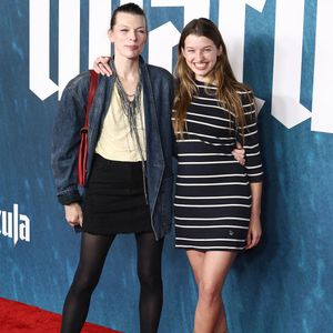 Hollywood, CA La première de 'Dracula' a eu lieu au TCL Chinese Theater à Hollywood, Californie le 03/02/2026.

Sur la photo : Milla Jovovich, Ever Anderson 

Photo : Backgrid USA / Bestimage