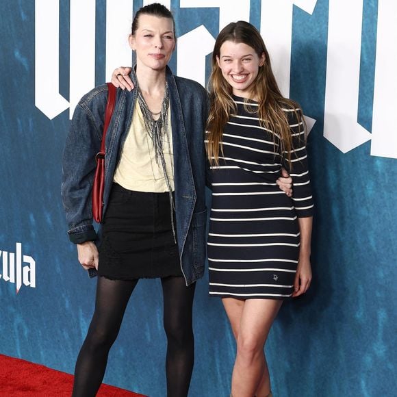 Hollywood, CA La première de 'Dracula' a eu lieu au TCL Chinese Theater à Hollywood, Californie le 03/02/2026.

Sur la photo : Milla Jovovich, Ever Anderson 

Photo : Backgrid USA / Bestimage