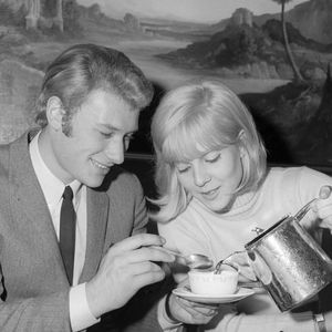 Nov 1965. Le chanteur français Johnny Hallyday et son épouse Sylvie Vartan sont à Londres où ils doivent se produire au Royal Variety Performance London Palladium. Le couple est la première star française à se produire lors d'une représentation de la Royal Variety depuis Maurice Chevalier. Photo by The Times/News Syndication/ABACAPRESS.COM