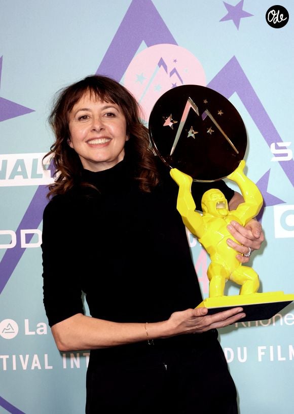 Valérie Bonneton reçoit le Prix Isére dans le cadre du 27éme Festival International du Film de Comédie de l'Alpe d'Huez le 18 Janvier 2024. © Dominique Jacovides/Bestimage