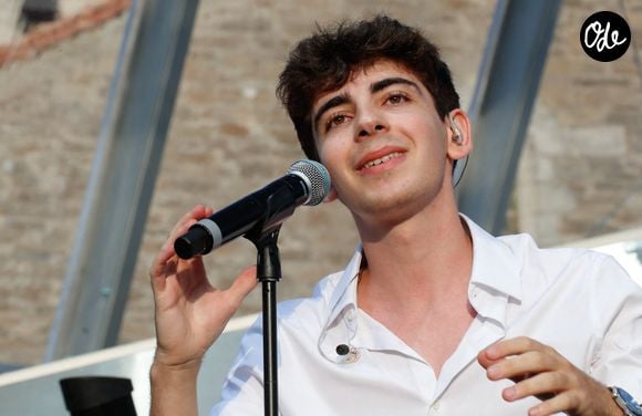 Ces dernières semaines, Leon Hesby a notamment assuré la première partie de Marine aux Sables-d’Olonne et s'est produit à Los Angeles.

Léon Hesby, le fils de P.Bruel, se produit pour la première fois sur scène en France, au festival des Sables-d'Olonne.
Noël Carrier / Bestimage