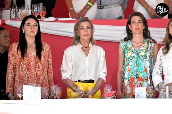 Toutefois, ce qui a surtout marqué les esprits, c'est l'indéniable ressemblance entre la mère et la fille. Que ce soit dans leur posture, leurs traits du visage ou encore leur regard, les similitudes physiques sont bel et bien présentes et sautent aux yeux. 

Melanie Antoinette de Massy, la princesse Caroline de Hanovre et Charlotte Casiraghi - La princesse Caroline de Hanovre et sa fille Charlotte Casirgahi ont a assité à la Monaco Longines Pro Am Cup au profit de l' AMADE à Monaco, le 3 juillet 2026. Elles ont remis les prix en compagnie de Diane Fissore, la présidente du Jumping International de Monaco et de la Fédération équestre de Monaco. © Bruno Bebert/Bestimage