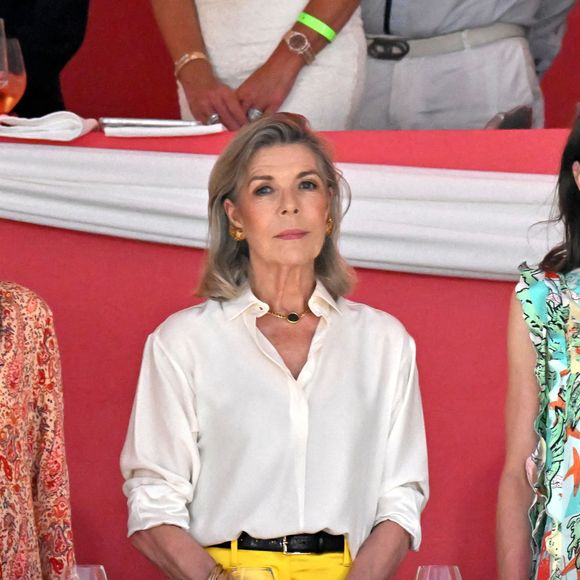Toutefois, ce qui a surtout marqué les esprits, c'est l'indéniable ressemblance entre la mère et la fille. Que ce soit dans leur posture, leurs traits du visage ou encore leur regard, les similitudes physiques sont bel et bien présentes et sautent aux yeux. 

Melanie Antoinette de Massy, la princesse Caroline de Hanovre et Charlotte Casiraghi - La princesse Caroline de Hanovre et sa fille Charlotte Casirgahi ont a assité à la Monaco Longines Pro Am Cup au profit de l' AMADE à Monaco, le 3 juillet 2026. Elles ont remis les prix en compagnie de Diane Fissore, la présidente du Jumping International de Monaco et de la Fédération équestre de Monaco. © Bruno Bebert/Bestimage